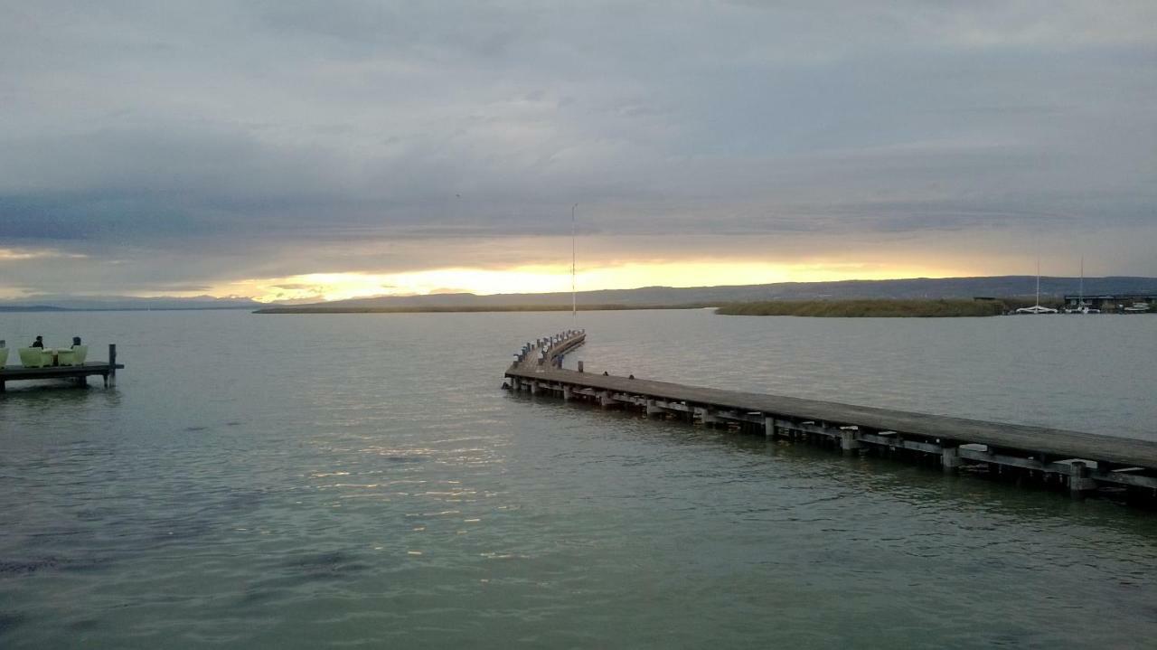 Bootshaus Am See 네우시에들암시 외부 사진
