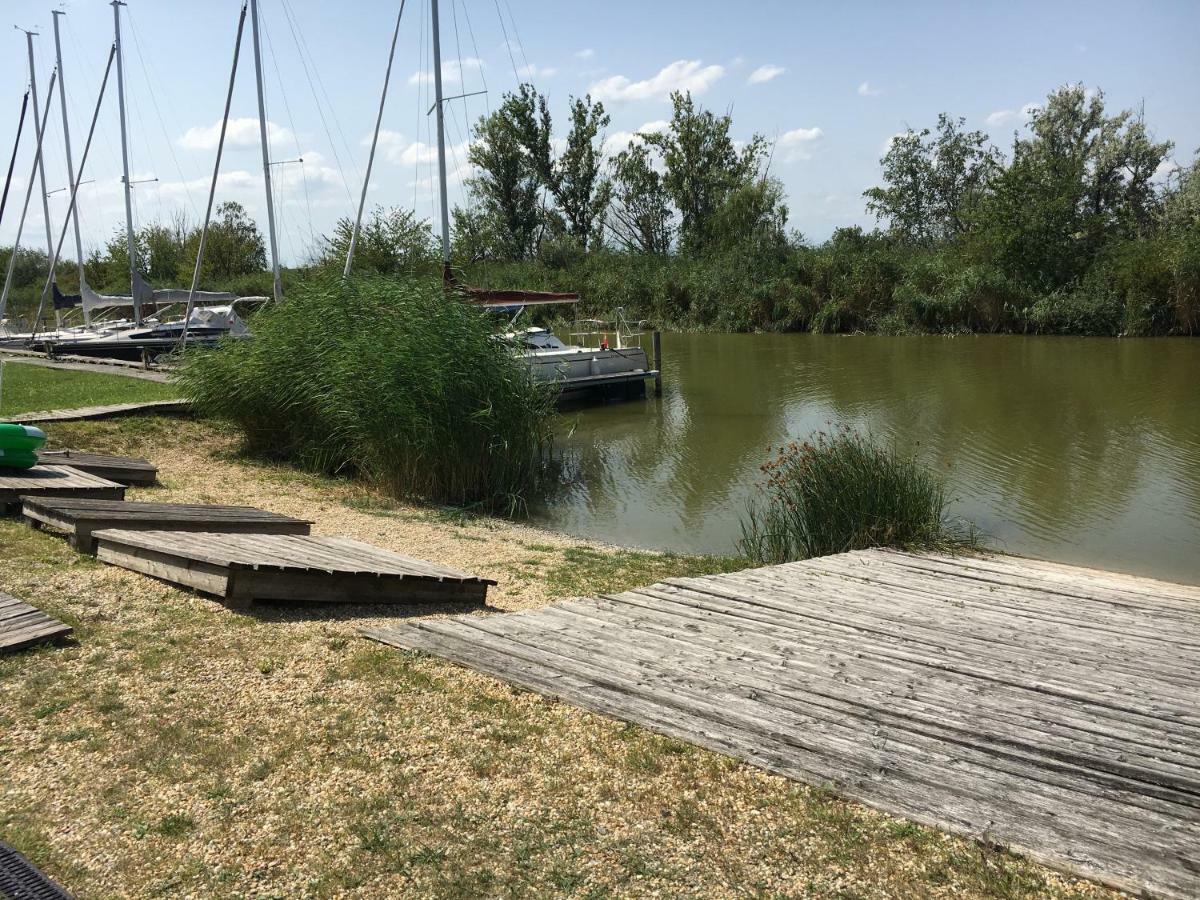 Bootshaus Am See 네우시에들암시 외부 사진